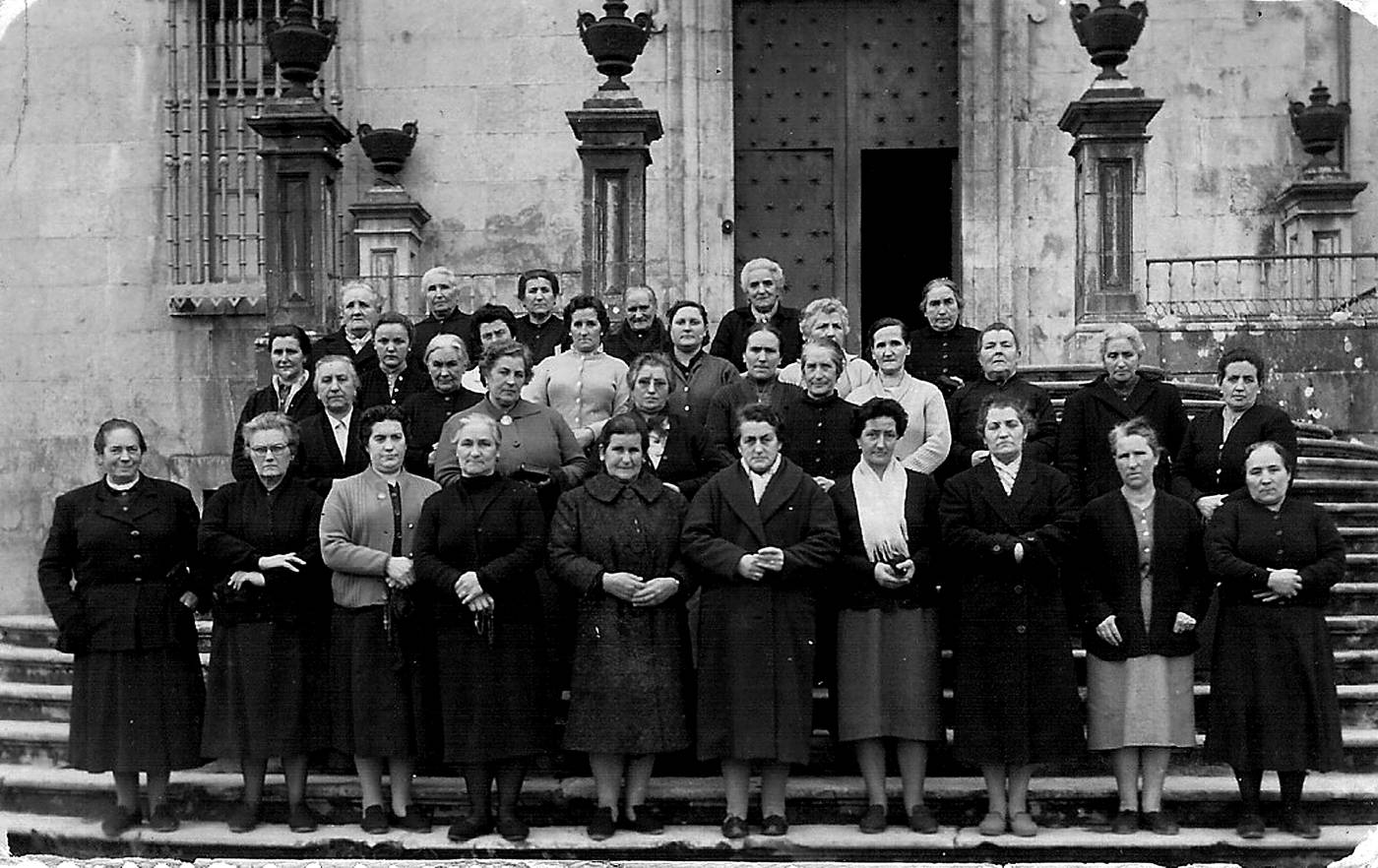 Gogo-jardunak Loiolan. Emakume taldea, eliza aurreko eskaileretan [Argazkia]