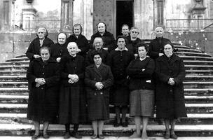 Gogo-jardunak Loiolan. Emakume talde txikiagoa, eliza aurreko eskaileretan