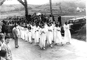 Beheko kalean, Begoñako Ama etorri zenekoa. Aingeru jantzita gaztetxoak