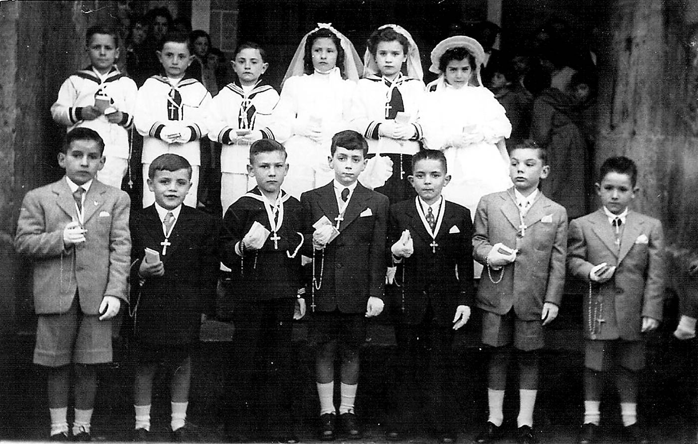 Lehen jaunartzea egindako umeen taldeko argazkia [Argazkia]