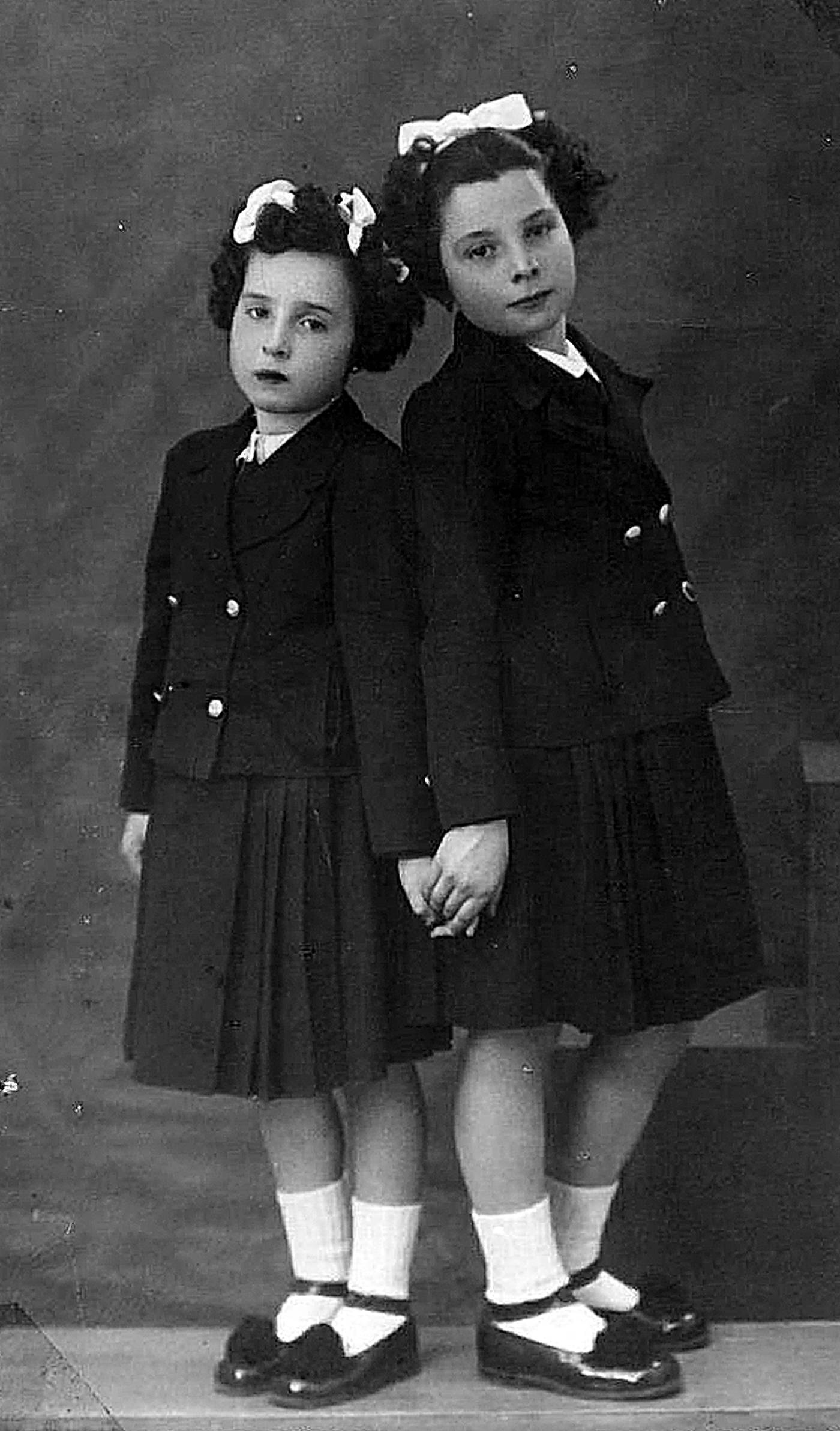 Miren Gojenolaren Lehen Jaunartzea. Bere ahizpa Milagrosekin. [Argazkia]