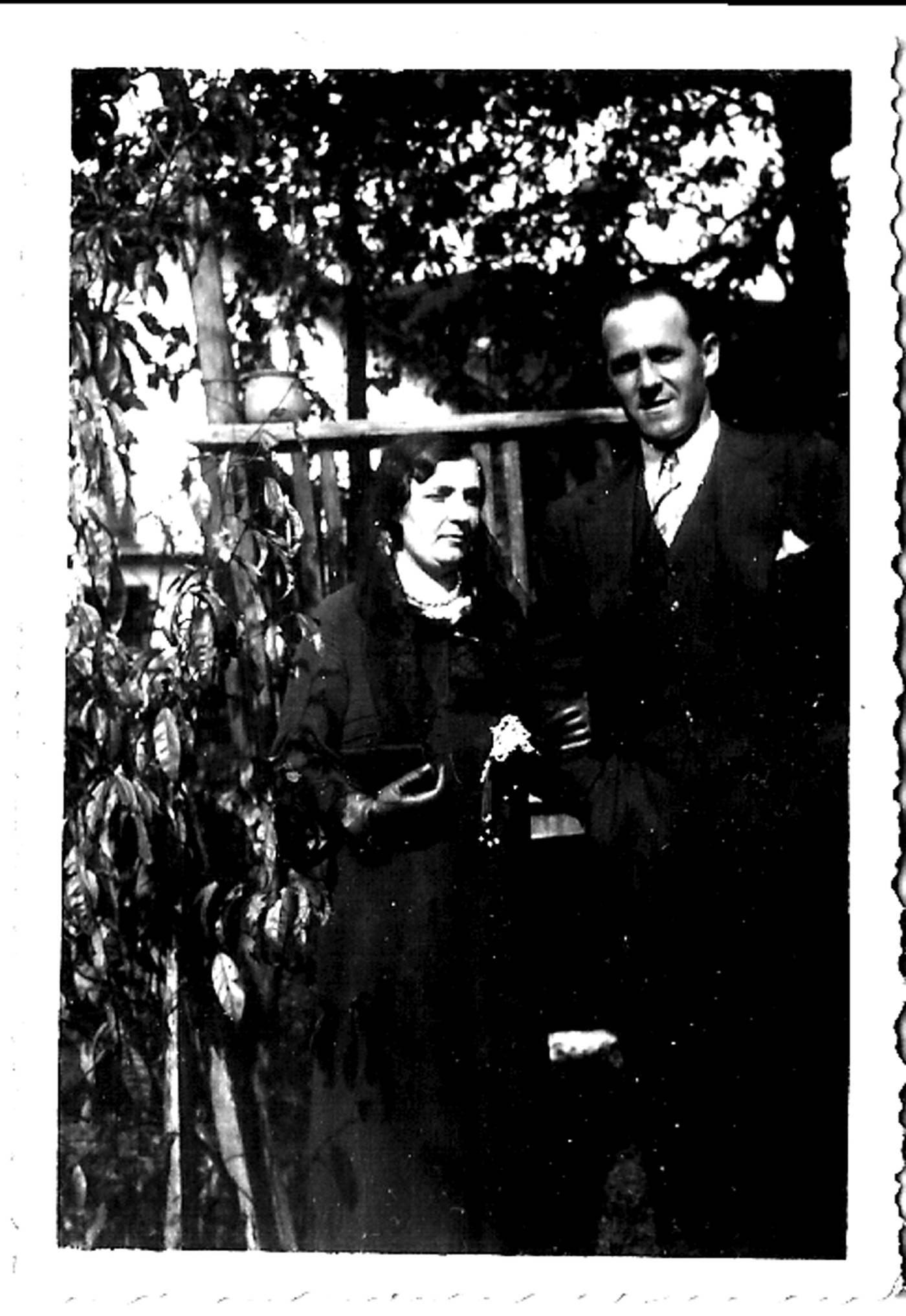 Bentura Goiogana eta Gillermo Urresti, ezkontzako egunean [Argazkia]