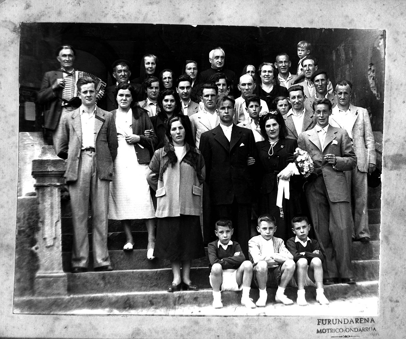 Miguel Elordi eta Madalena Larrañagaren ezkontza, taldeko argazkia [Argazkia]