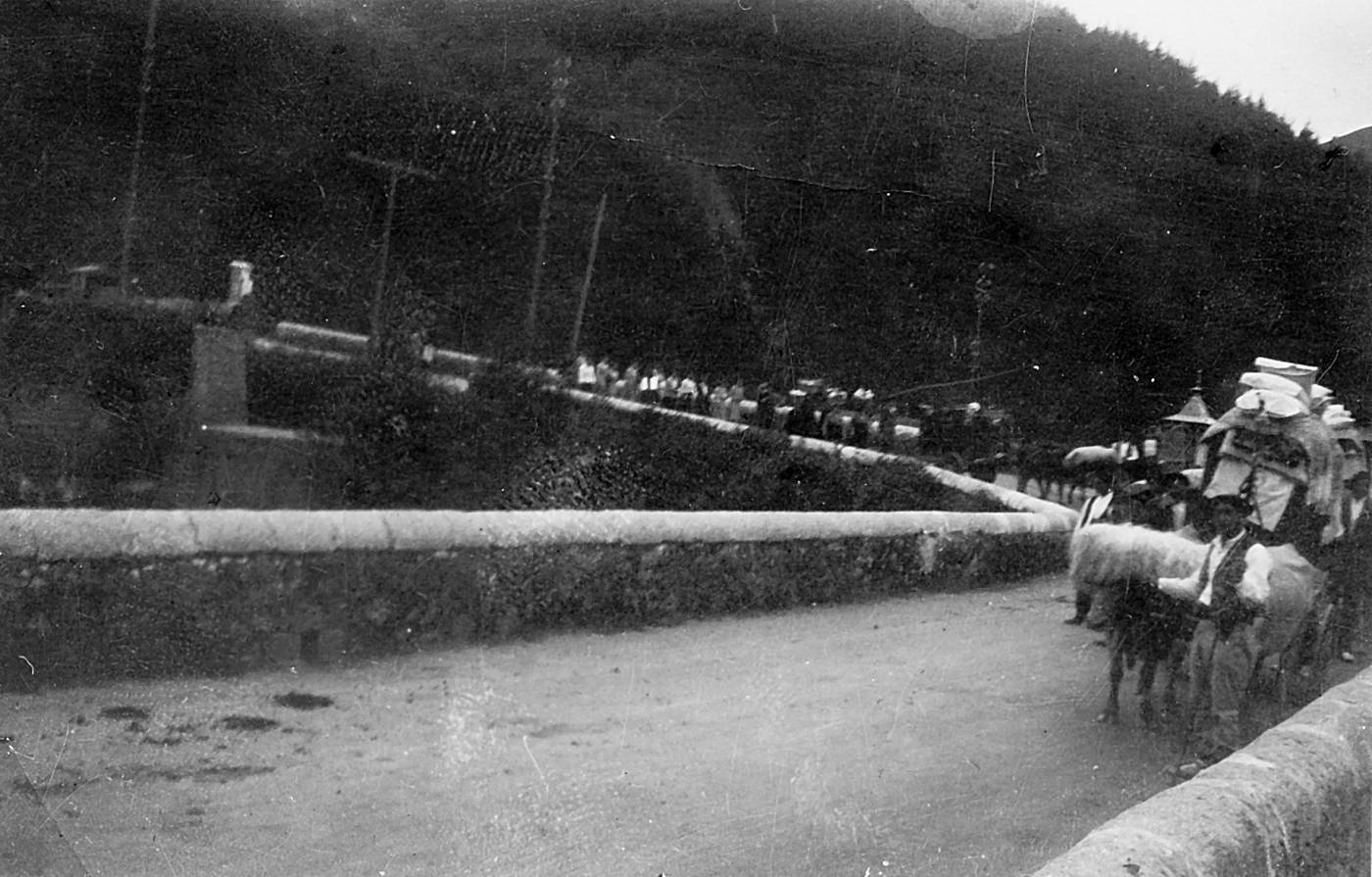 Euskal ezkontza. Plazakolako zubi gainean. Ramona Urizarbarrenaren arreoa Ateun Goiko baserritik Olaso baserrira idi-gurdian eroaten. [Argazkia]