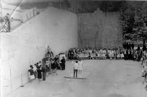 Berriatuko frontoian. Gazte batzuk dantza txapelketan