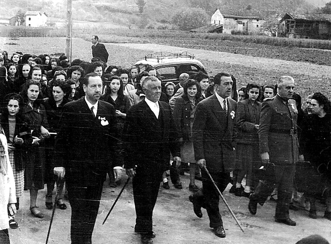 Beheko kalean, Berriatuan. Begoñako Ama Birjina etorri zenekoa. Agintariak [Argazkia]