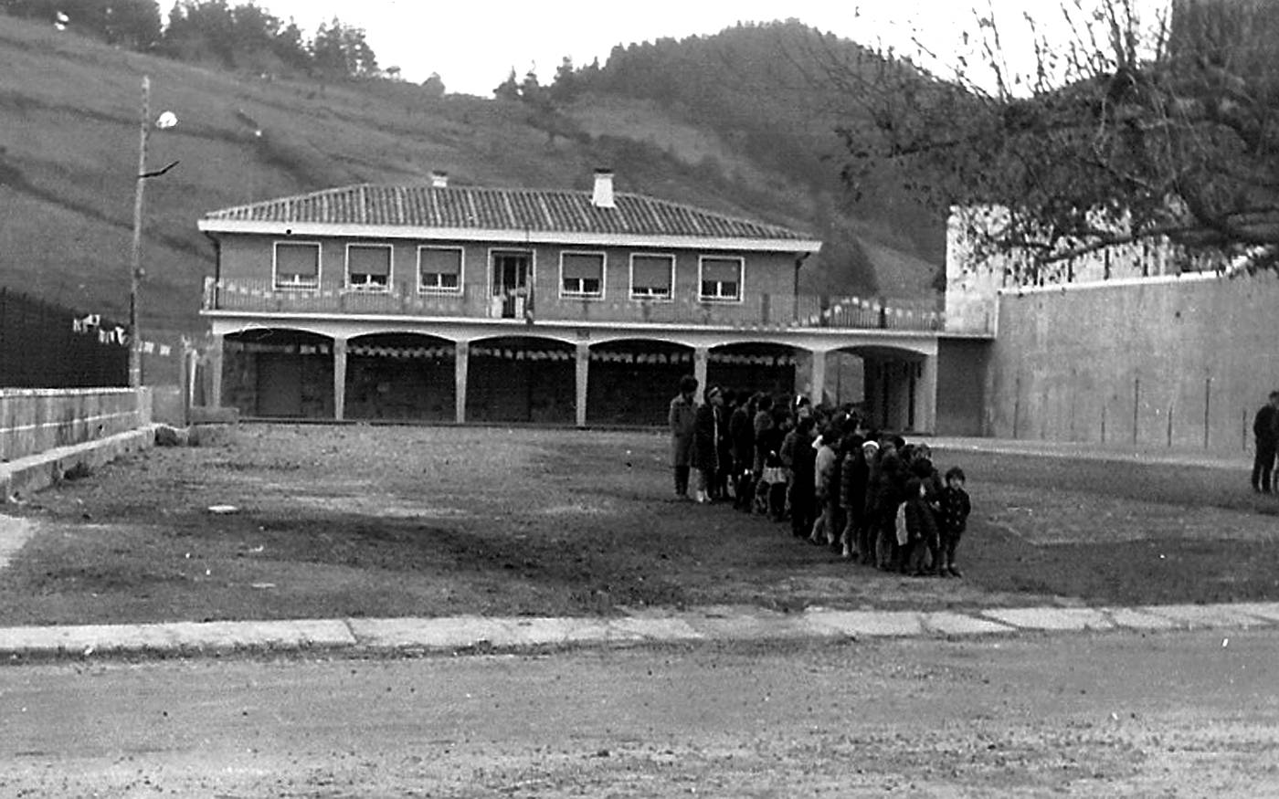 Udaletxearen inaugurazioa. Eskolako umeak Gobernadore Zibilaren zain. [Argazkia]