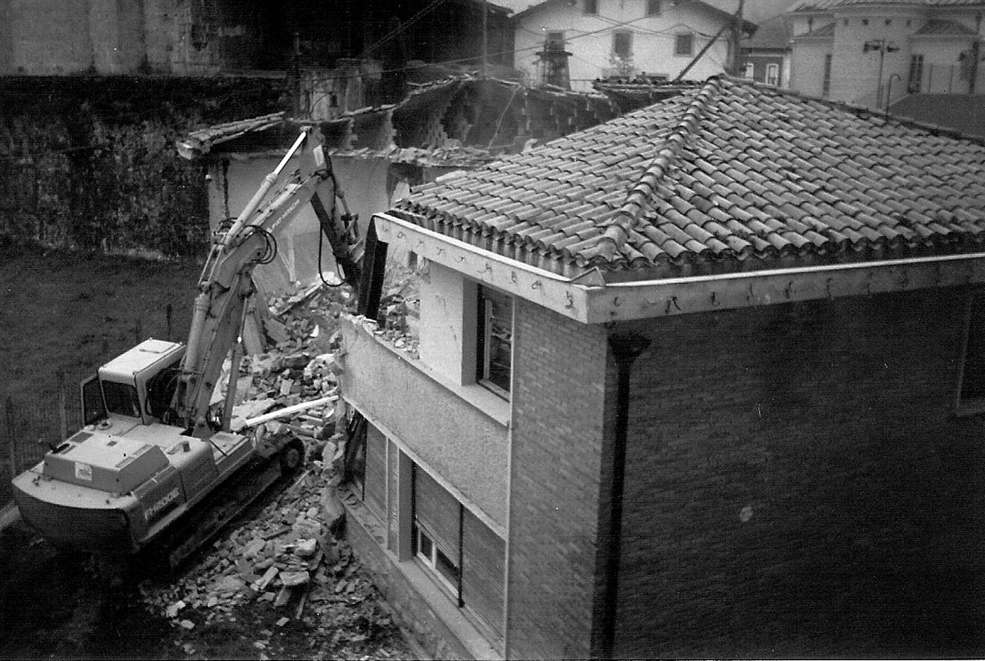 Eskola eta udaletxea botatzen. [Argazkia]