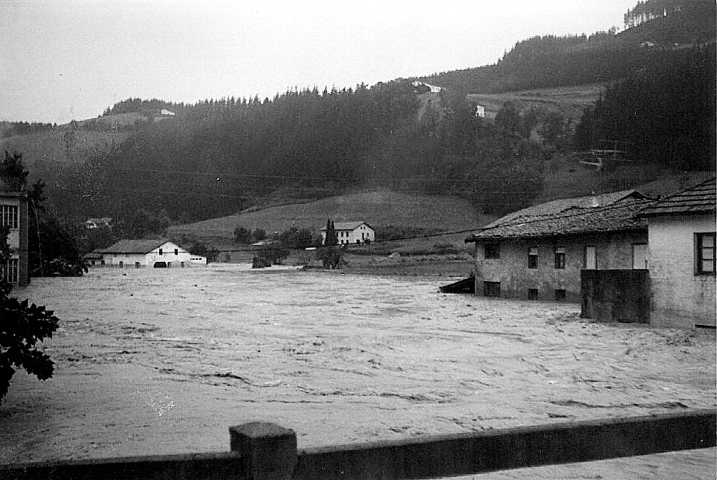 1983ko uholdeak. Atzean Bolin errota eta Muniosolo.  Aurrean: Zubikoa eta Altzalei baserriak. [Argazkia]