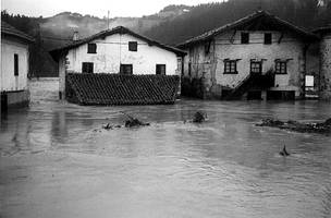 1983ko uholdeak. Altzalei baserri aurrea.