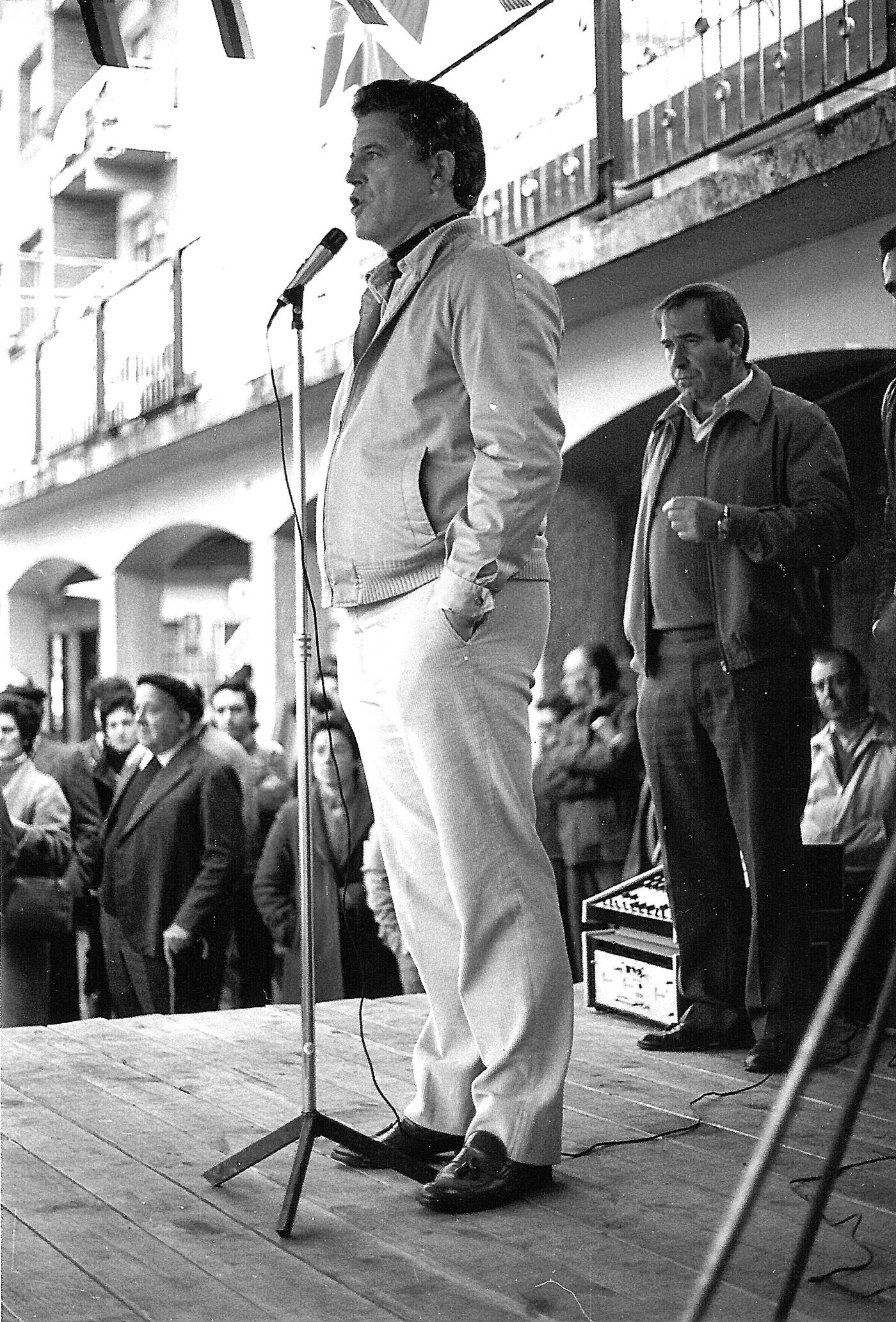 Desanexio eguna ospatzen. Azpillaga eta Arregi bertsotan plazan. [Argazkia]